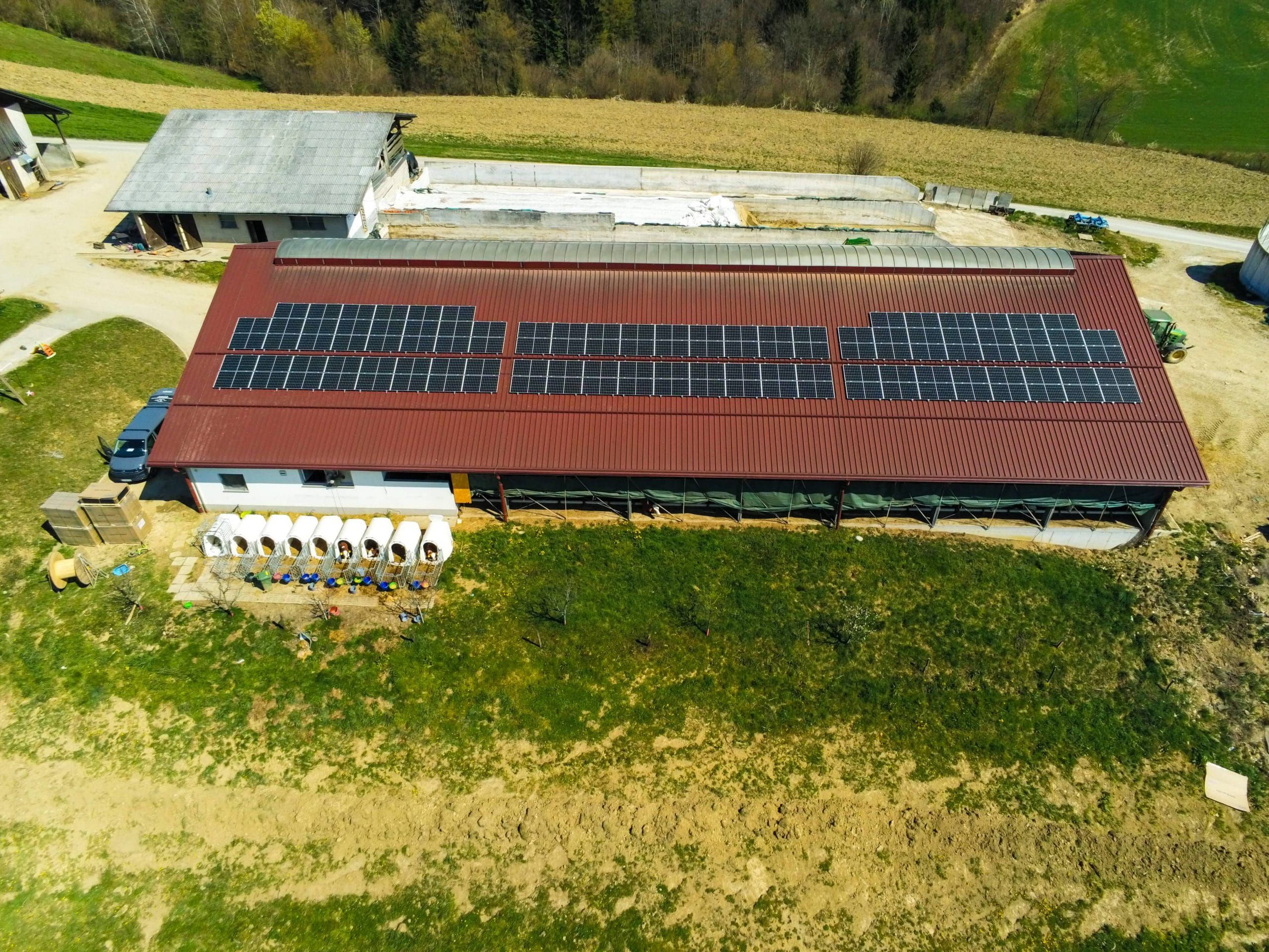 Baterijski hranilnik nameščen v garaži družinske hiše