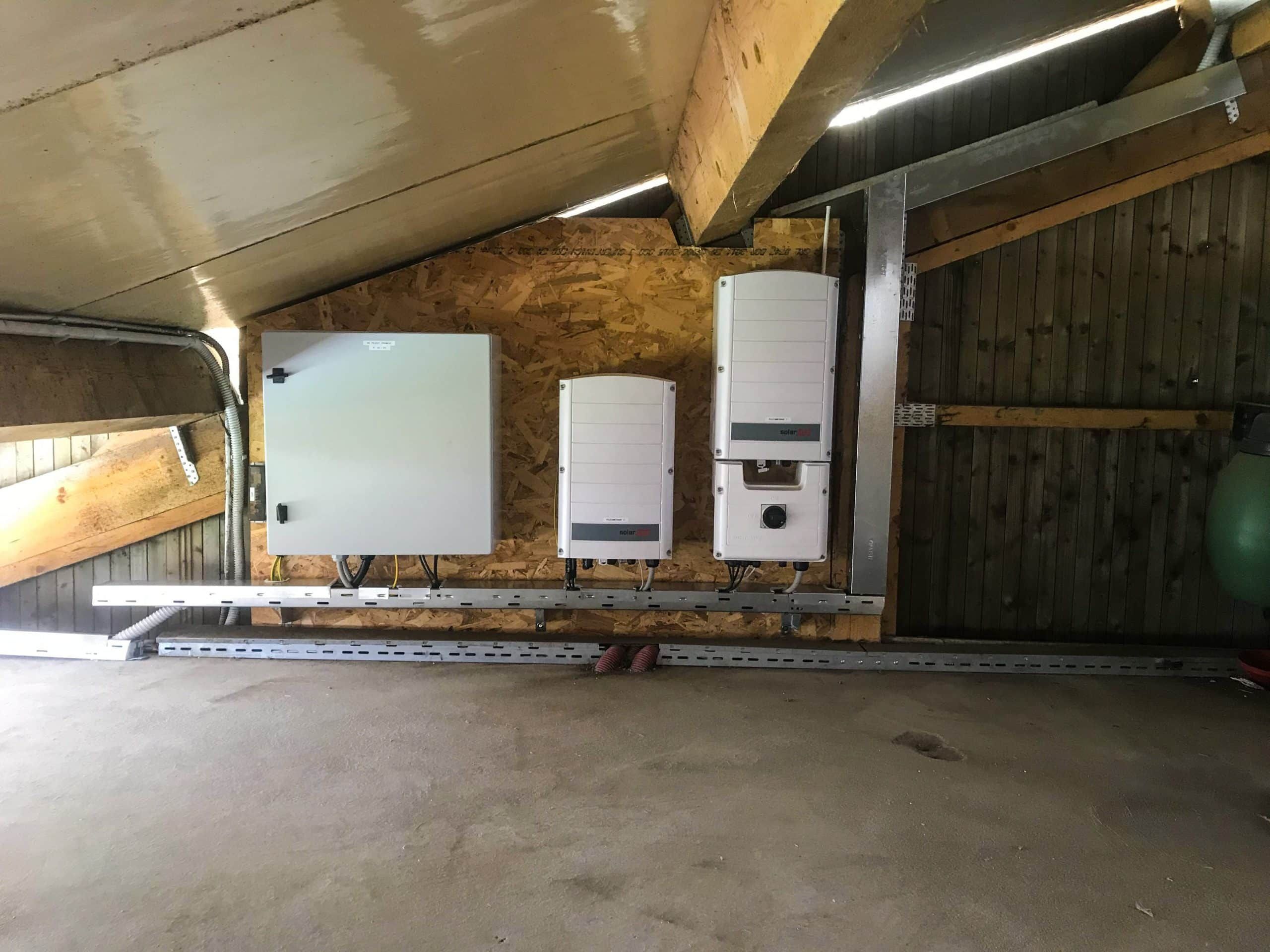 Tehnik Elektro Žibret pregleduje razsmernik sončne elektrarne