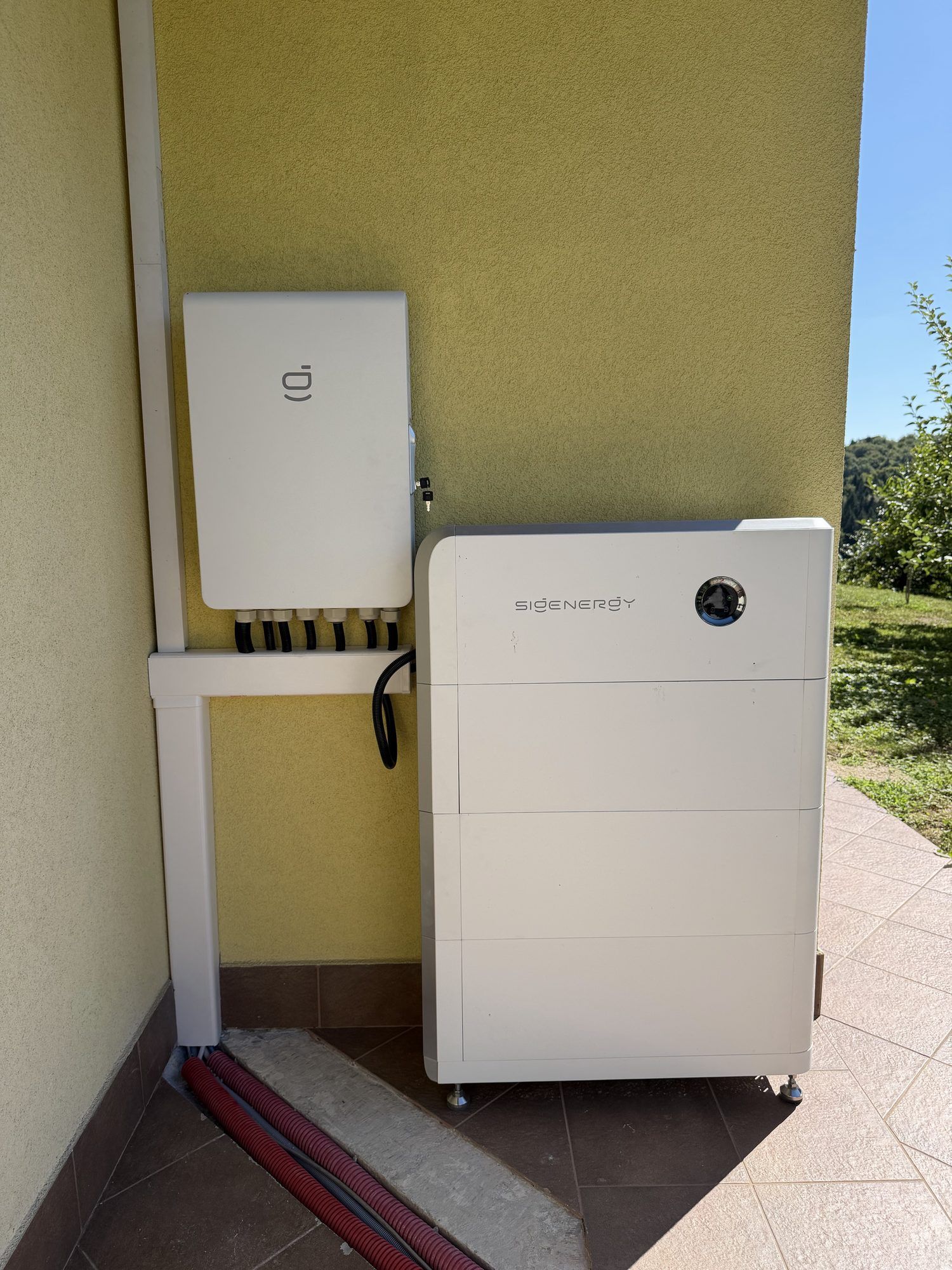 Sigenergy SigenStor 27 kWh baterijski hranilnik z Energy Gateway — zunanja montaža na fasadi hiše (Elektro Žibret)