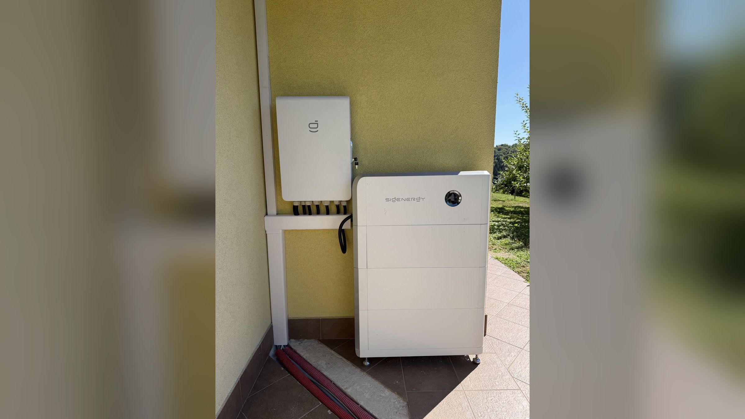 Sigenergy SigenStor s tremi baterijskimi moduli in Sigen Energy Gateway, montiran na fasadi hiše