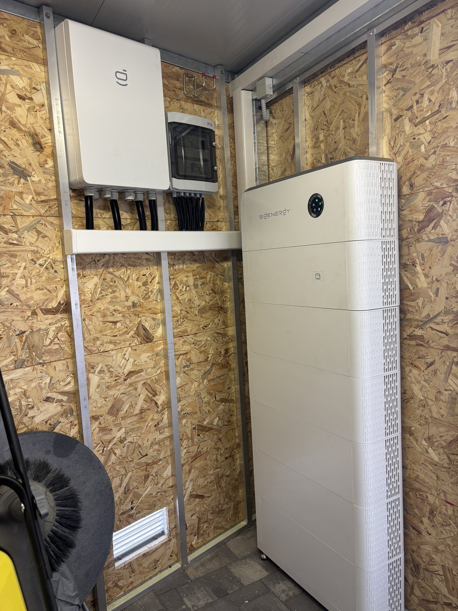 Sigenergy SigenStor 45 kWh s 25 kW DC polnilnico in Energy Gateway — montaža v tehničnem prostoru (Elektro Žibret)
